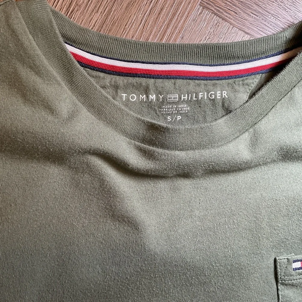 Tommy Hilfiger Classic Fit Mens T Shirt Green‎ Small Pocket Logo Classic Preppy